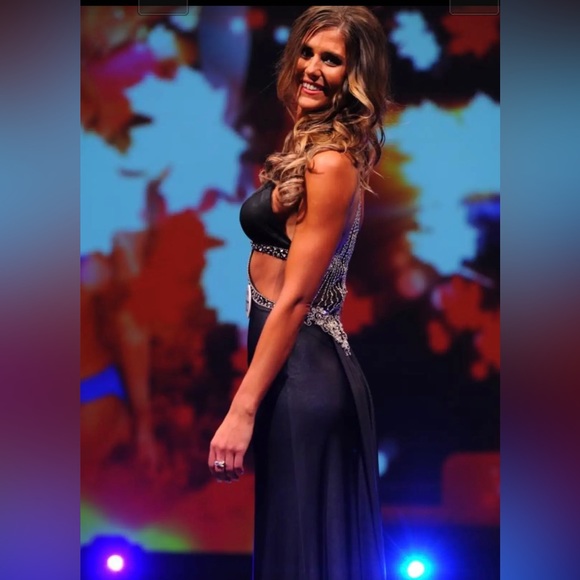 Designer Gown - Picture 4 of 6